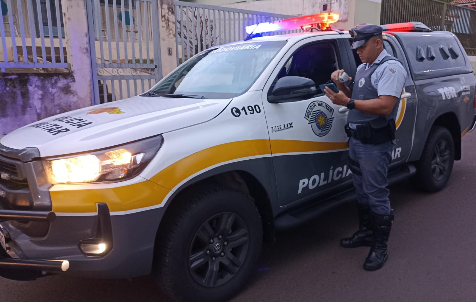 Policiamento Rodoviário captura foragido da justiça em ônibus na rodovia Raposo Tavares