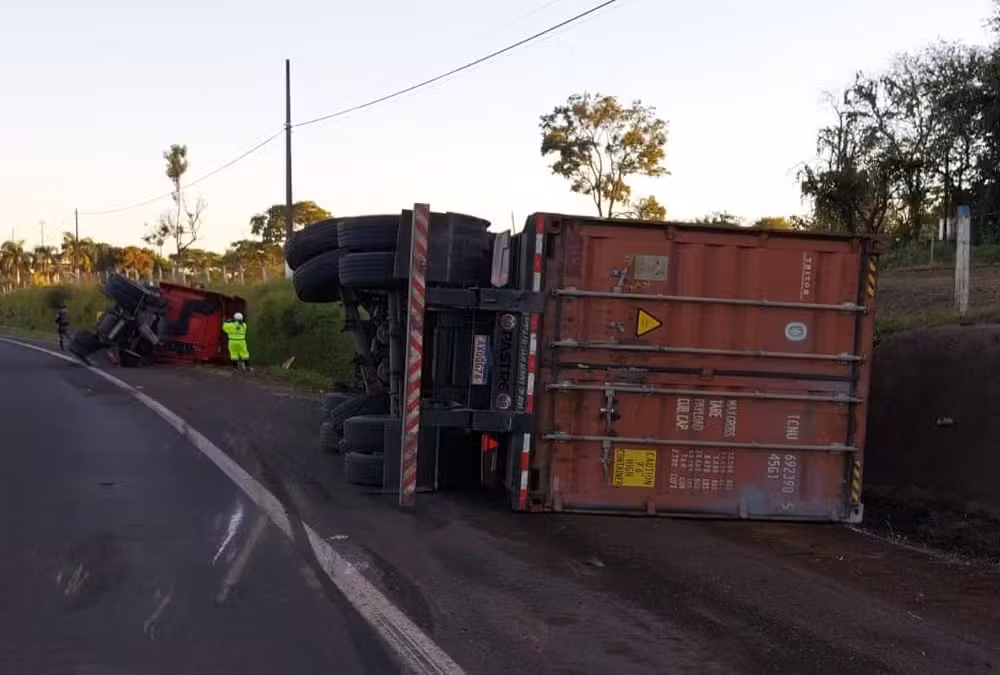 Caminhão carregado com peças tomba em Regente Feijó