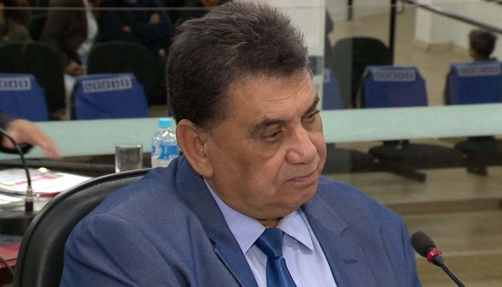 Izaque Silva apresenta atestado e não participará de sessão