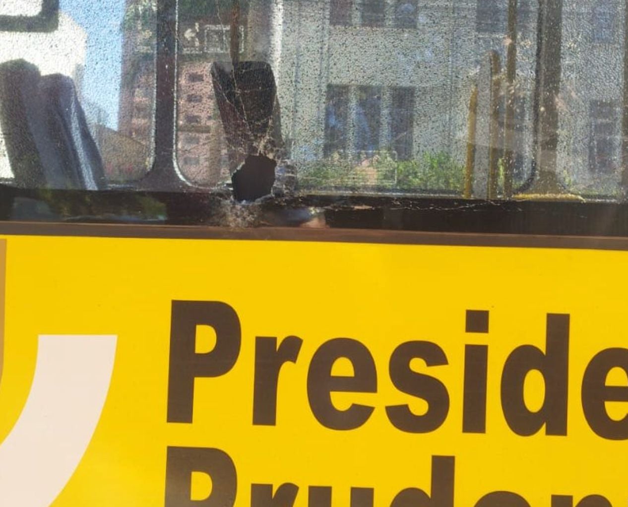 Homem é preso após apedrejar ônibus no centro de Prudente
