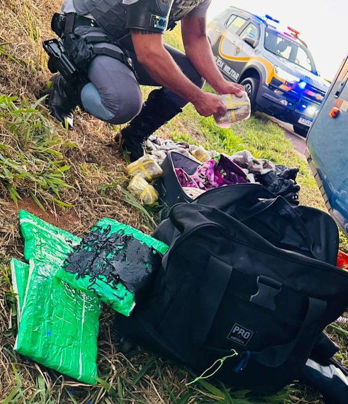 Polícia prende quatro pessoas em ônibus por tráfico de drogas