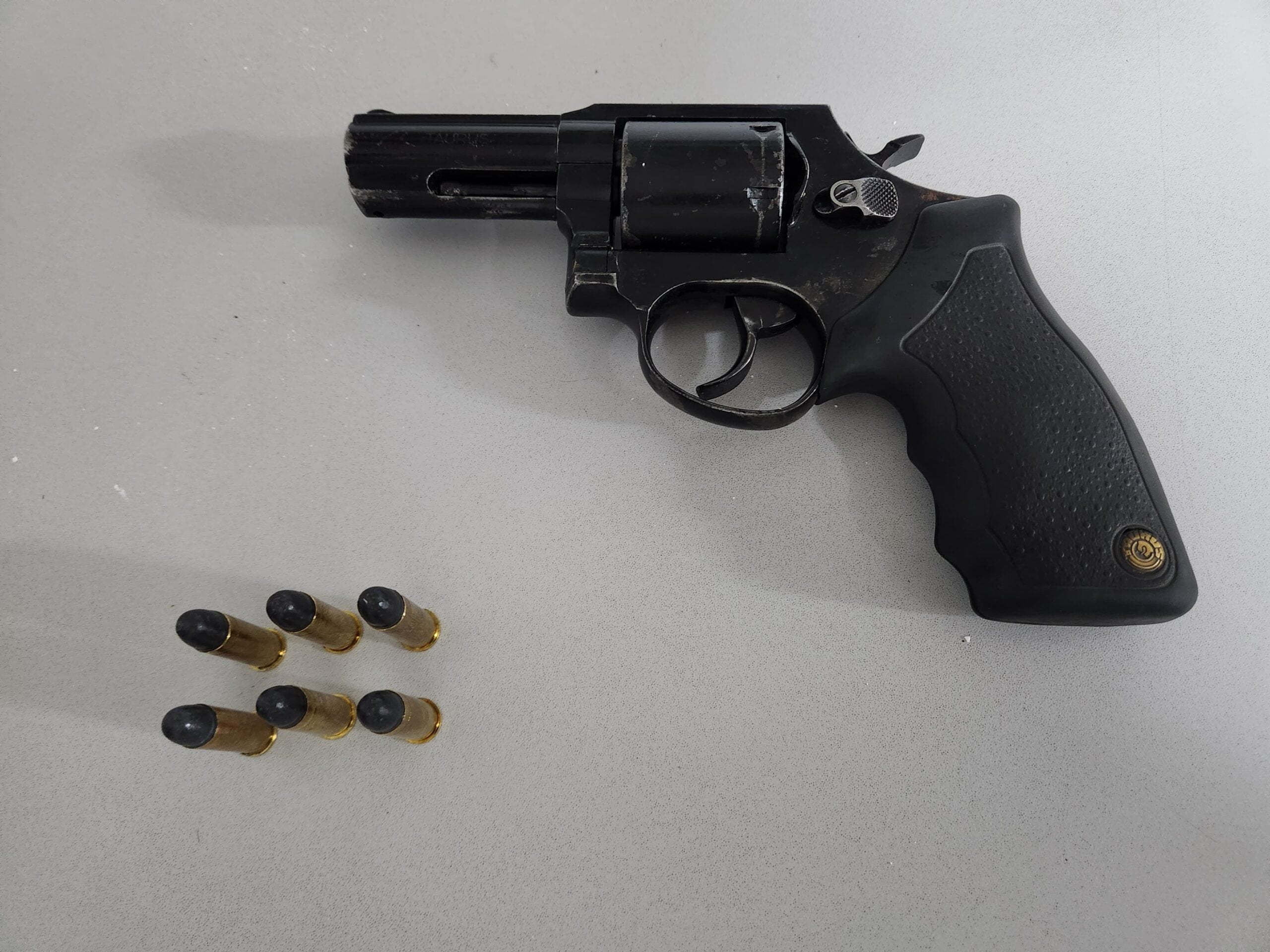 Jovem é preso em bar com arma de fogo