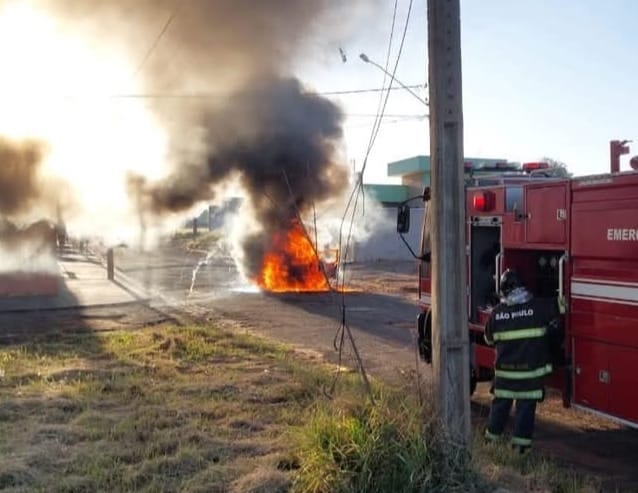 Incêndio destrói veículo em Martinópolis; ninguém se feriu