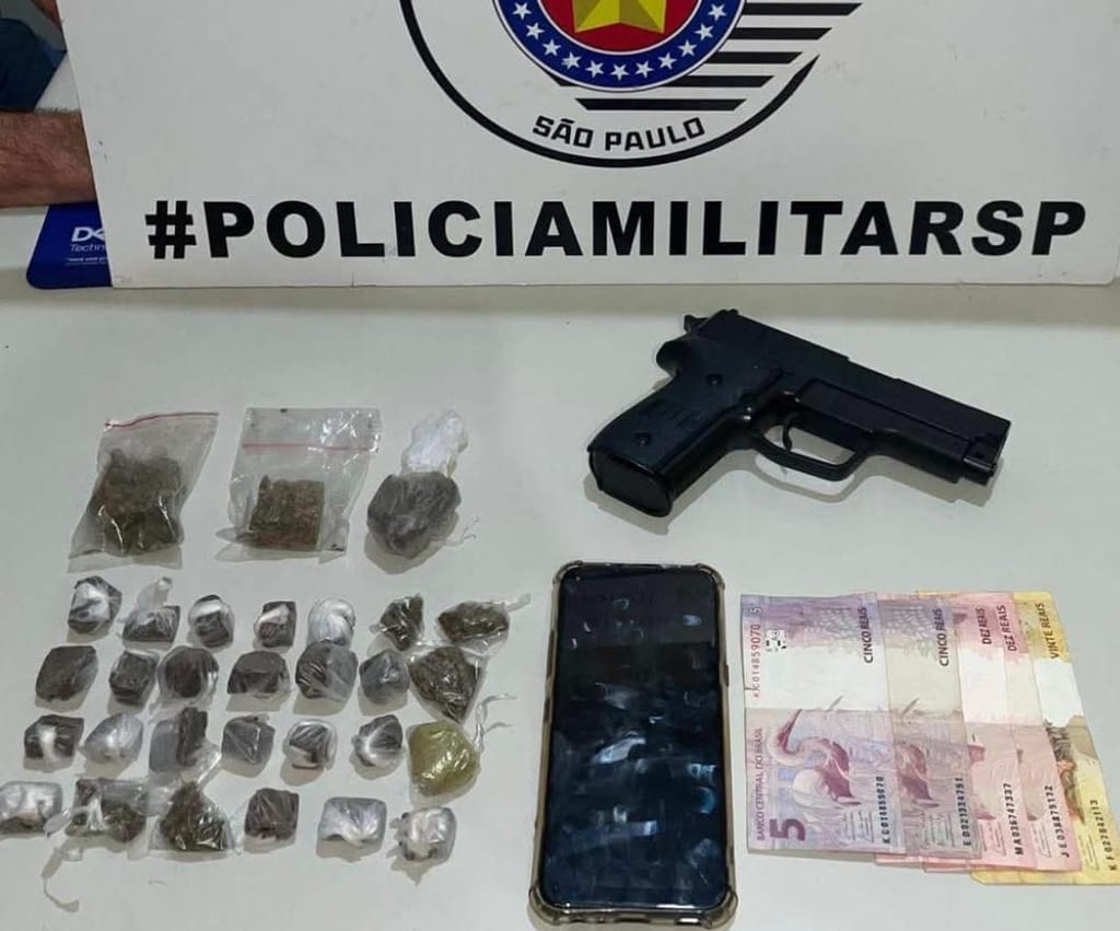 Homem é preso com 30 porções de maconha e simulacro