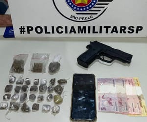 Homem é preso com 30 porções de maconha e simulacro