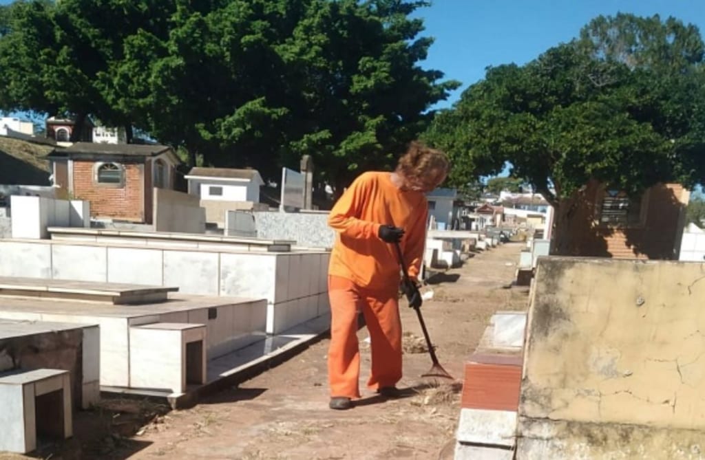 Mais de 4 mil vão aos cemitérios no domingo