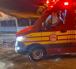 Ciclista é ferida em colisão; veículo teria ignorado preferencial