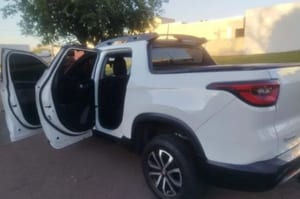 Homem é preso após arrombar portão e danificar carro