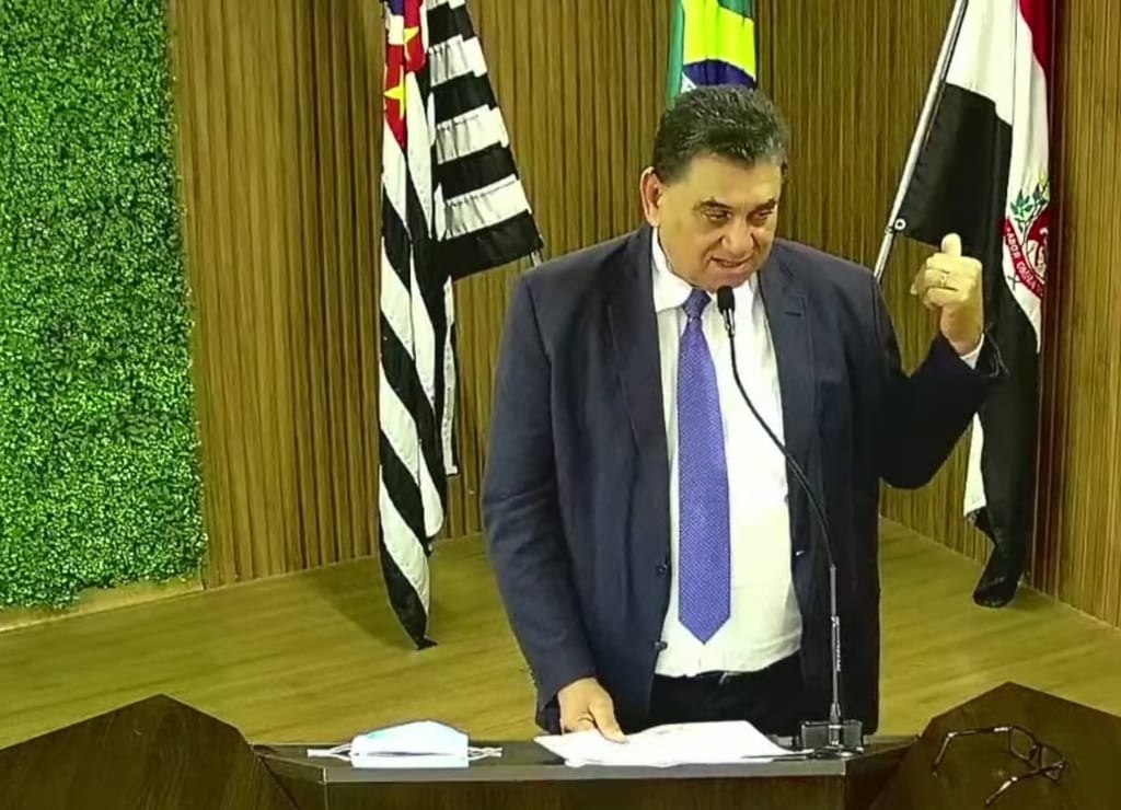 Izaque Silva se retrata e pede desculpas a procurador
