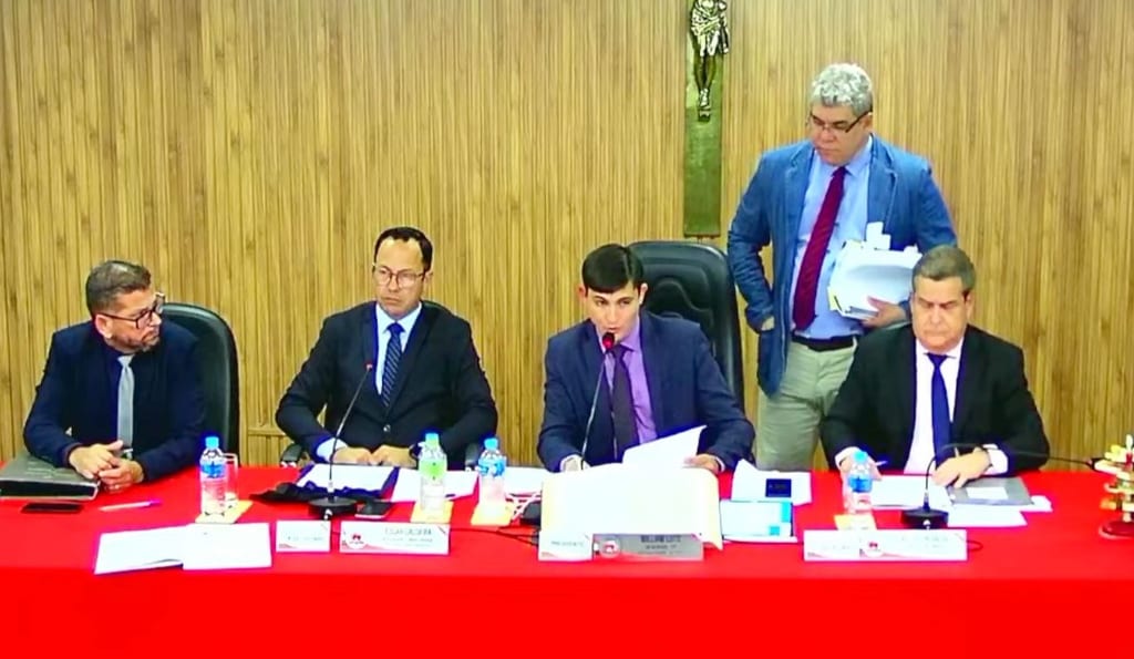 Vereadores aprovam duas Comissões Processantes contra Izaque Silva