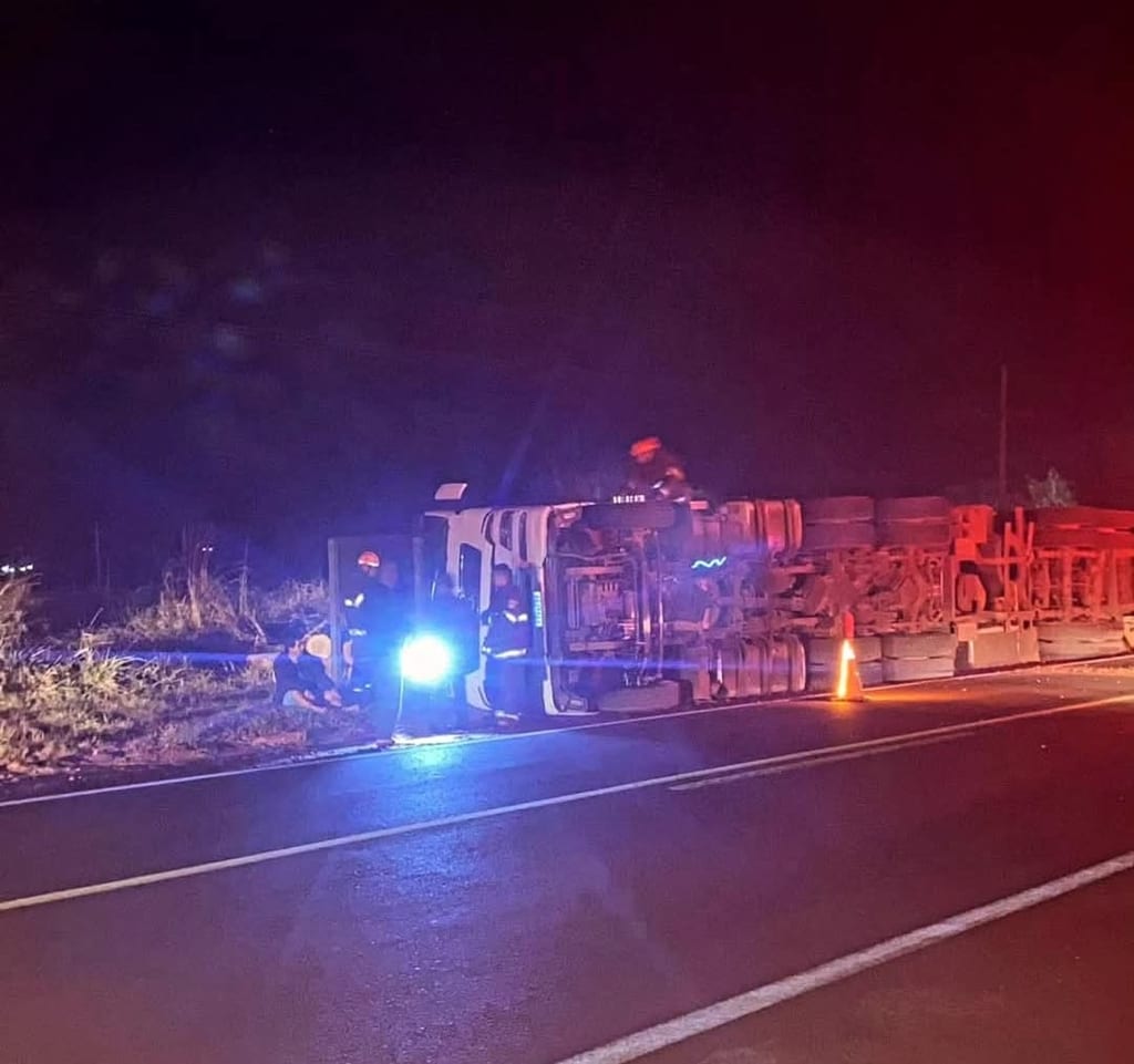 Caminhão carregado com toras tomba em Teodoro Sampaio