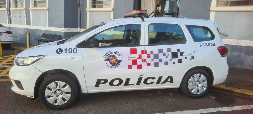 Homem é preso após danificar viatura e desacatar policiais