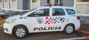 Homem é preso após danificar viatura e desacatar policiais