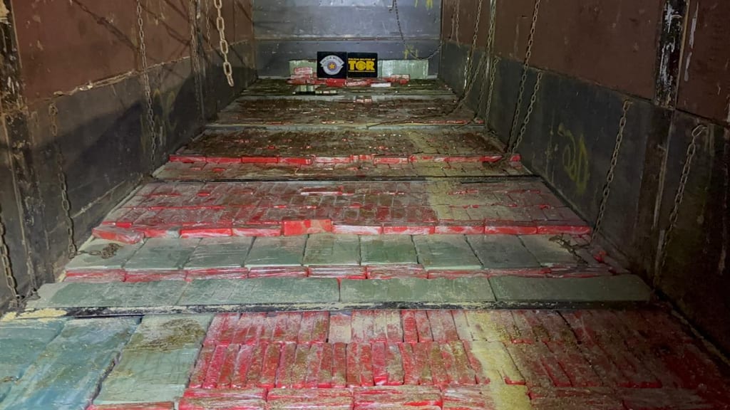 Polícia apreende mais de 2 toneladas de maconha em carreta