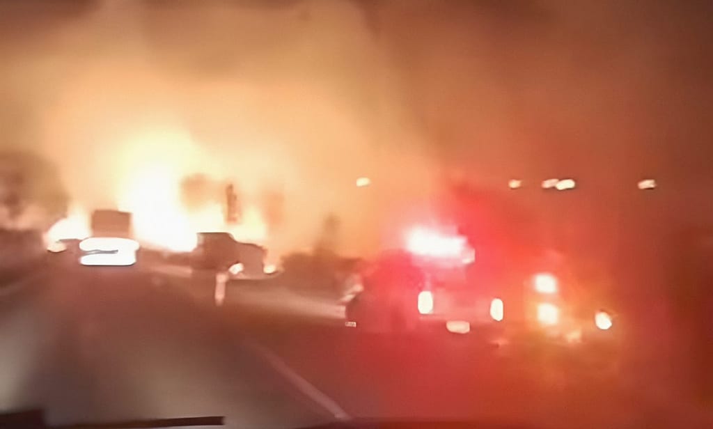 Incêndio de grandes proporções atinge margens da Rodovia Arlindo Béttio