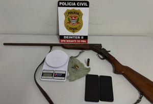 Homem é preso por tráfico e posse de arma