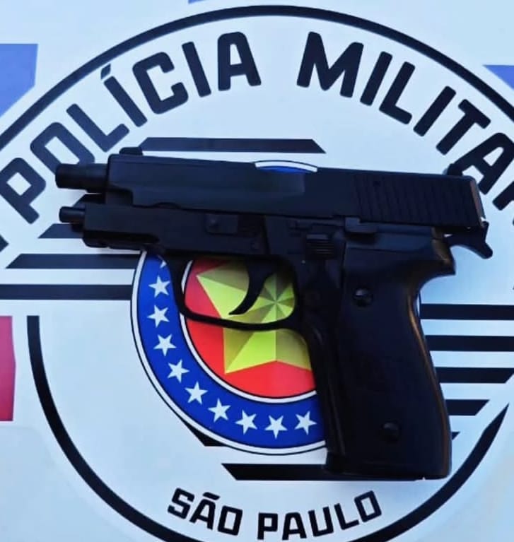 PM apreende simulacro de arma de fogo em Presidente Bernardes