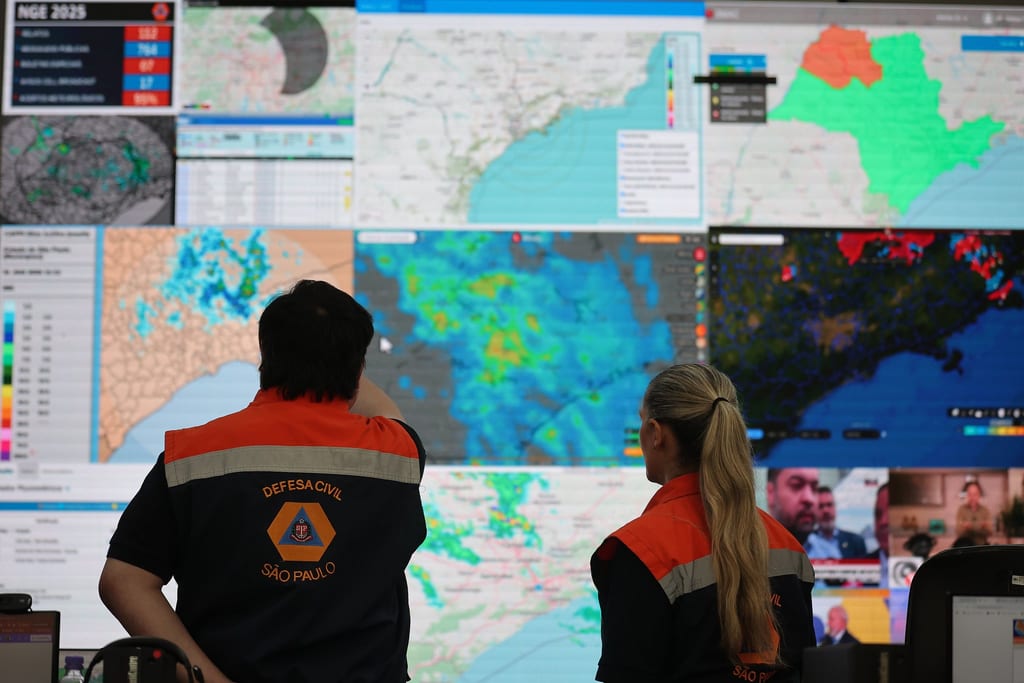 Defesa Civil emite alerta para temporais e ventos fortes