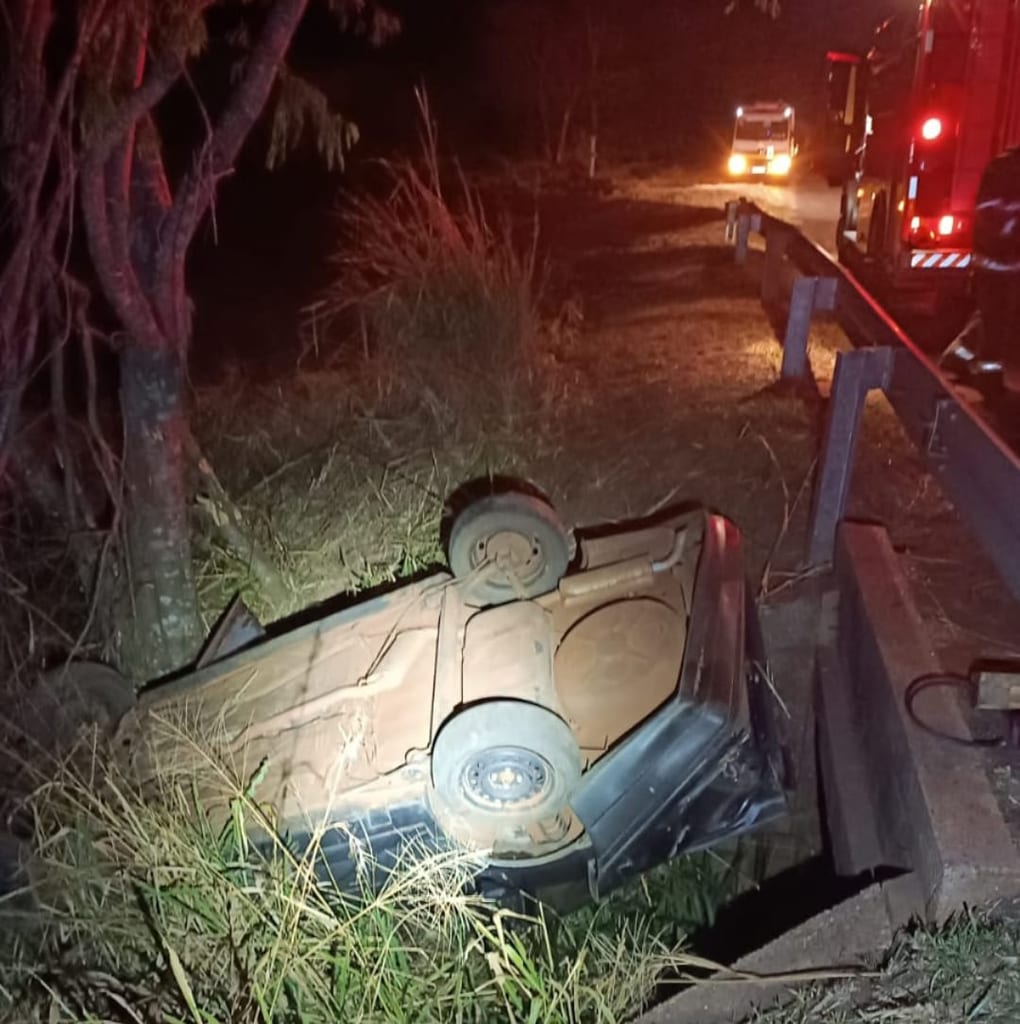 Motorista morre após capotamento e colisão contra árvore