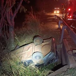 Motorista morre após capotamento e colisão contra árvore