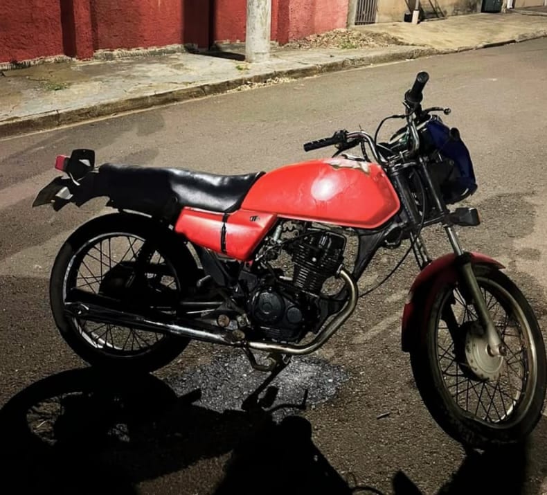 Polícia apreende moto após condutor cair durante tentativa de fuga