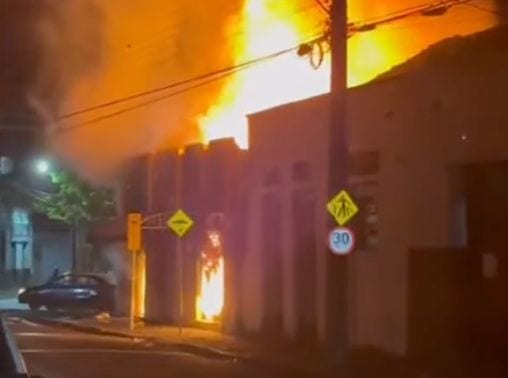 Incêndio de grandes proporções atinge imóveis em Presidente Prudente