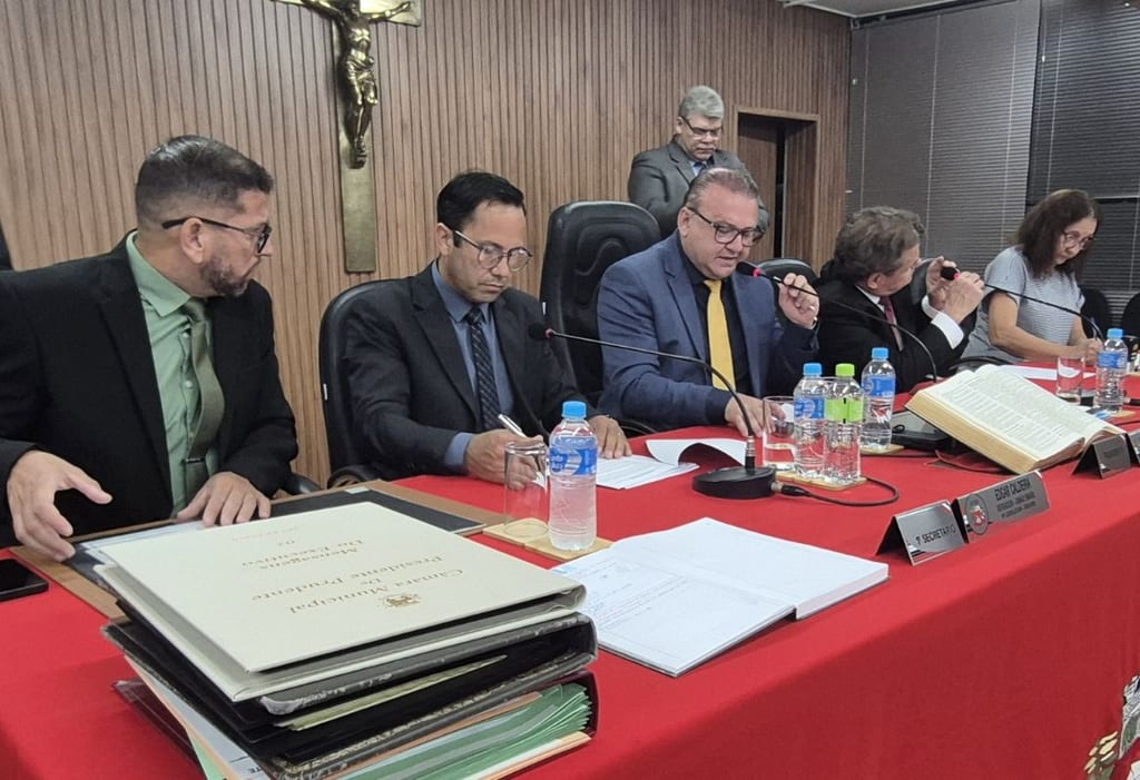 Câmara de Prudente aprova 20 projetos e homenageia policiais