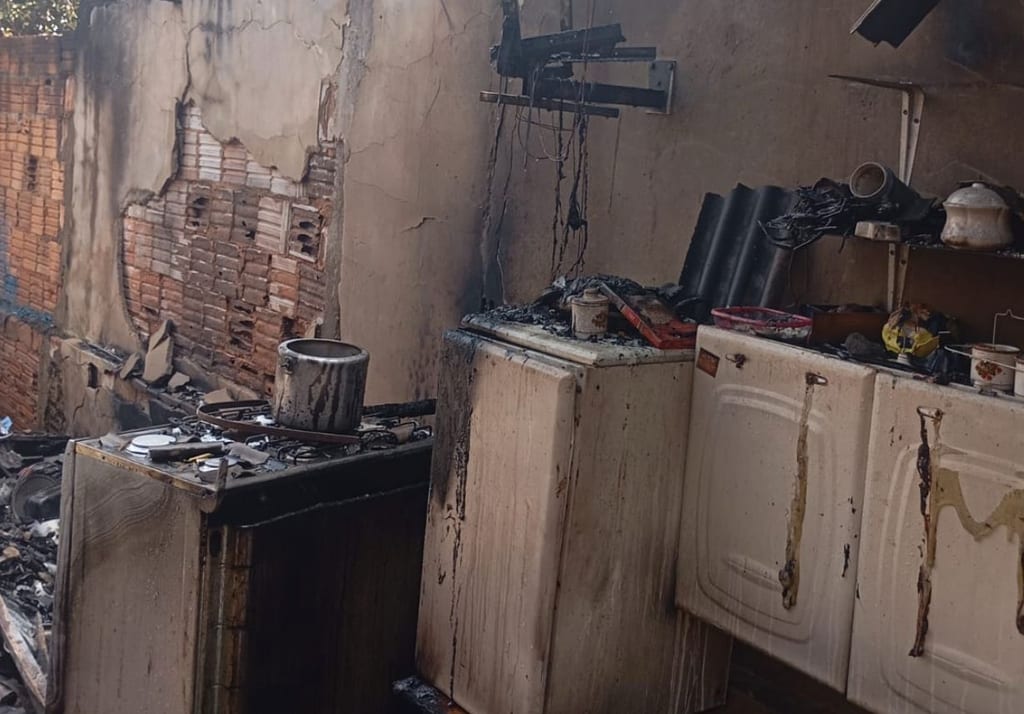 Incêndio destrói casa de idosa em Santo Anastácio