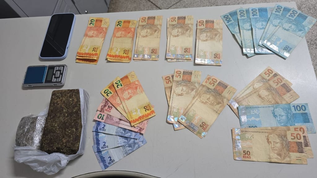 Jovem de 18 anos é preso com maconha e dinheiro
