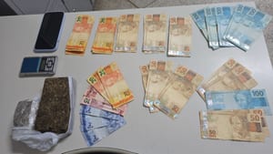 Jovem de 18 anos é preso com maconha e dinheiro