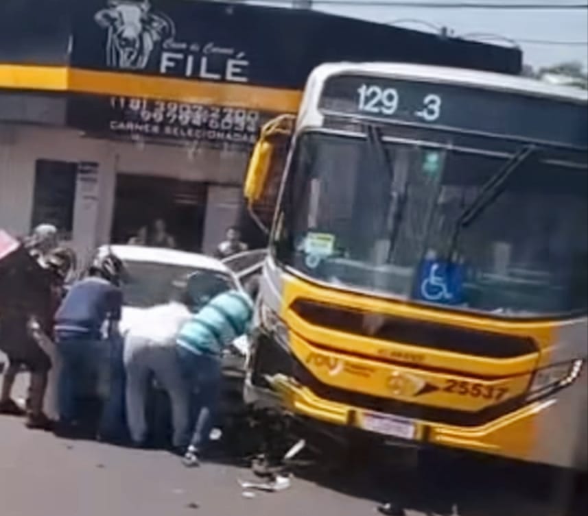 Acidente entre carro, moto e ônibus deixa motociclista ferido