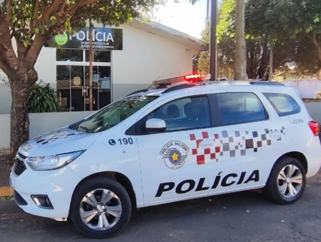 Pai agride filha com madeira e resiste à prisão