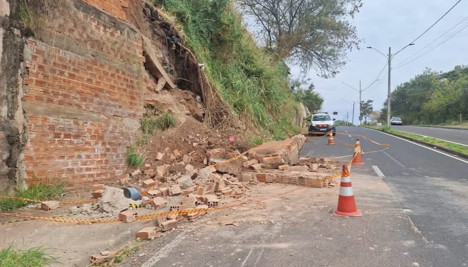 Muro desaba e provoca interdição parcial na Avenida JK