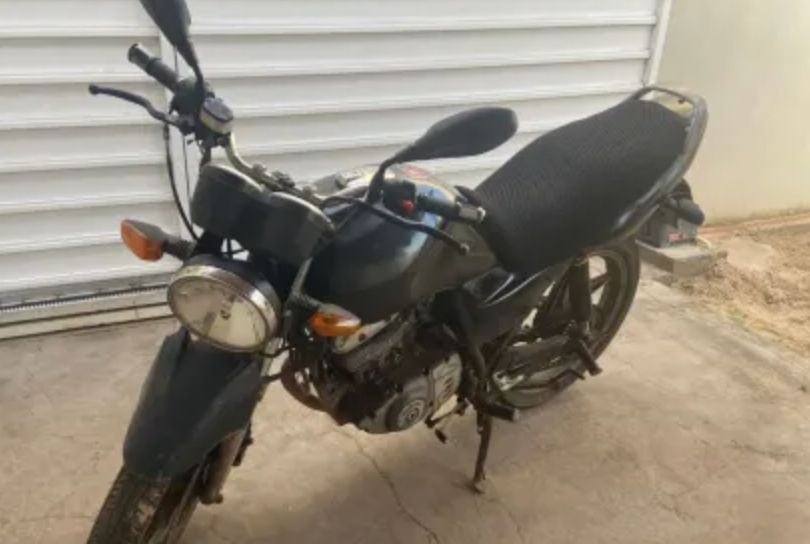 Jovem é preso após furtar motocicleta e colidir contra caminhão