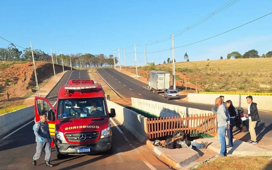 Moto fica pendurada após motociclista perder controle em Prudente