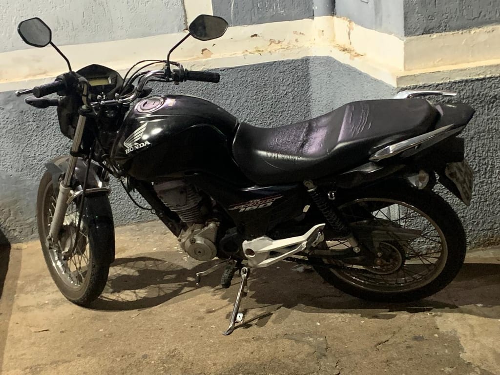 Jovem é preso por furto de moto e com drogas