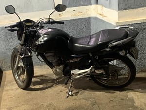 Jovem é preso por furto de moto e com drogas