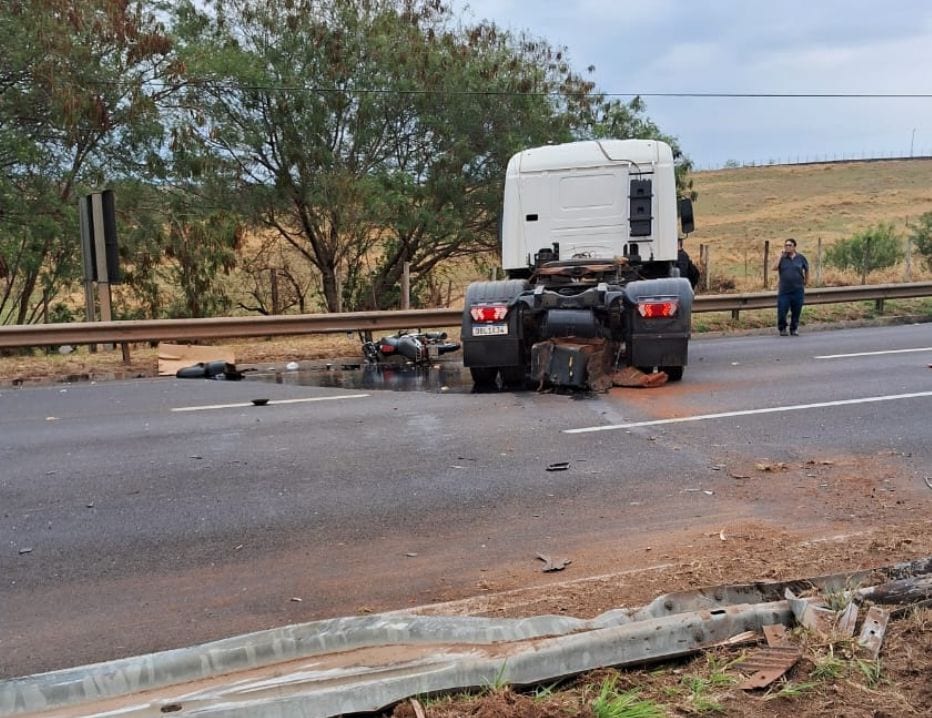 Caminhão perde controle e invade pista contrária na Raposo Tavares