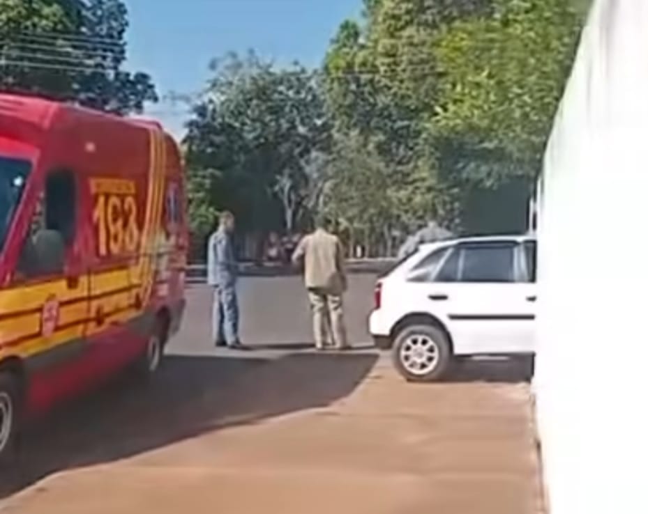 Motorista com CNH vencida invade calçada e atinge muro