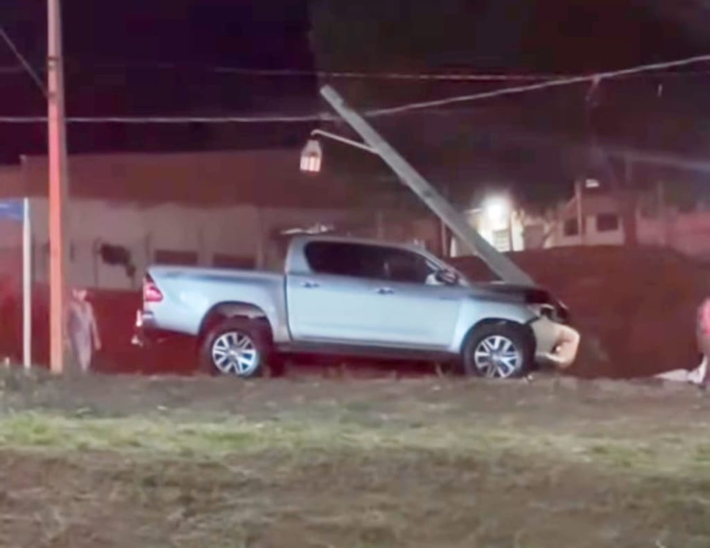 Motorista perde controle de caminhonete  e colide em poste