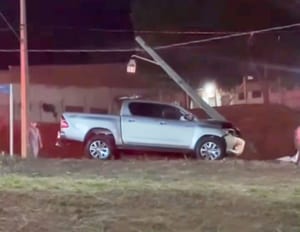 Motorista perde controle de caminhonete  e colide em poste