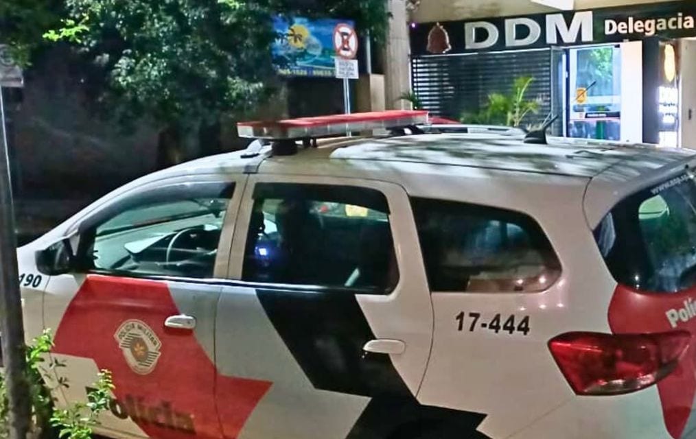 Mulher sofre várias fraturas após agressão; homem é preso