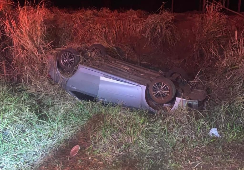 Mulheres ficam feridas ao desviar de animal e capotar carro