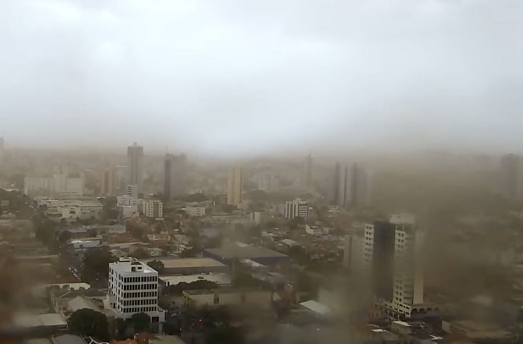 Ventos de 80 km/h e tempestade causam estragos na região