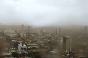 Ventos de 80 km/h e tempestade causam estragos na região