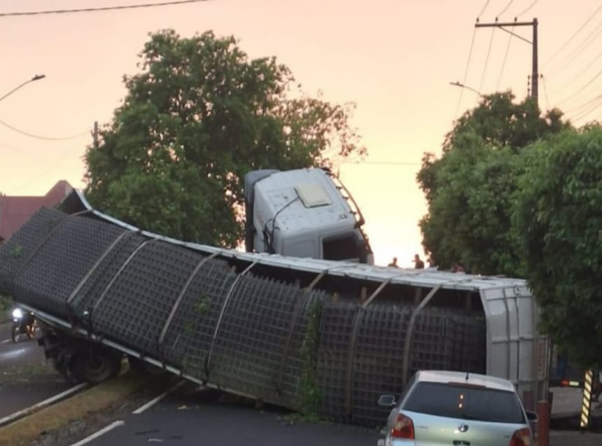 Carreta carregada de ferro tomba e interdita avenida em Prudente
