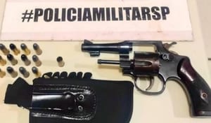 Motorista é flagrado com revólver e 13 munições em Martinópolis