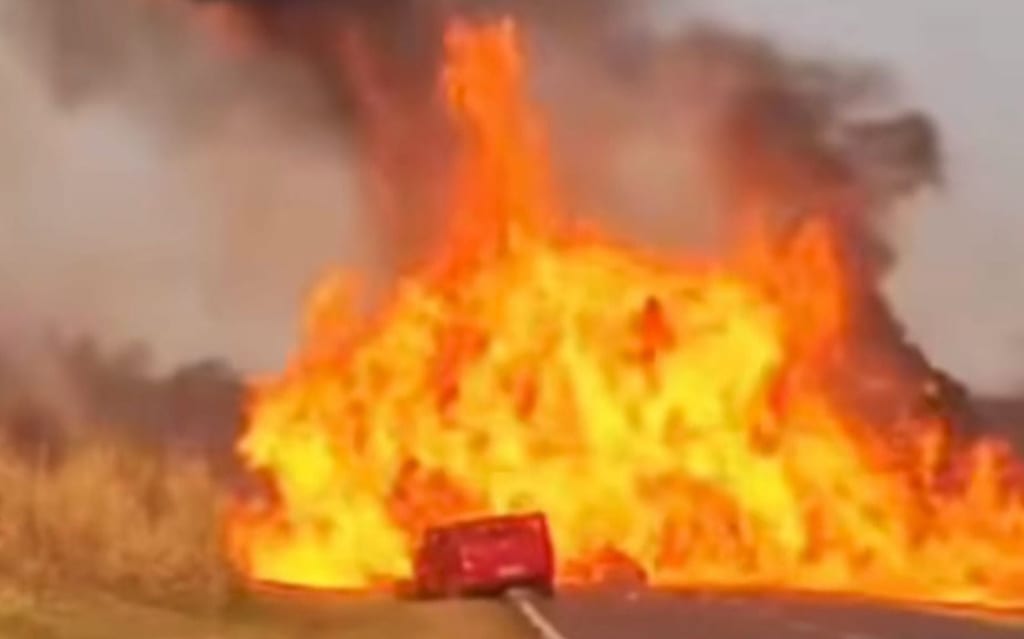 Motorista morre carbonizado após tombamento e incêndio de carreta
