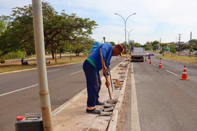 Avenida Manoel Goulart tem troca de luminárias e fiação