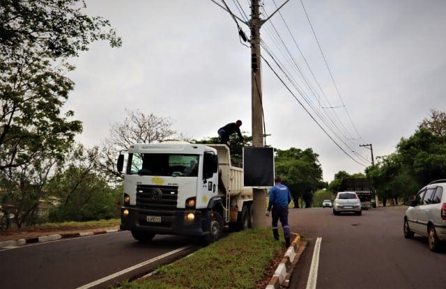 Prefeitura remove placas irregulares de canteiros em Prudente